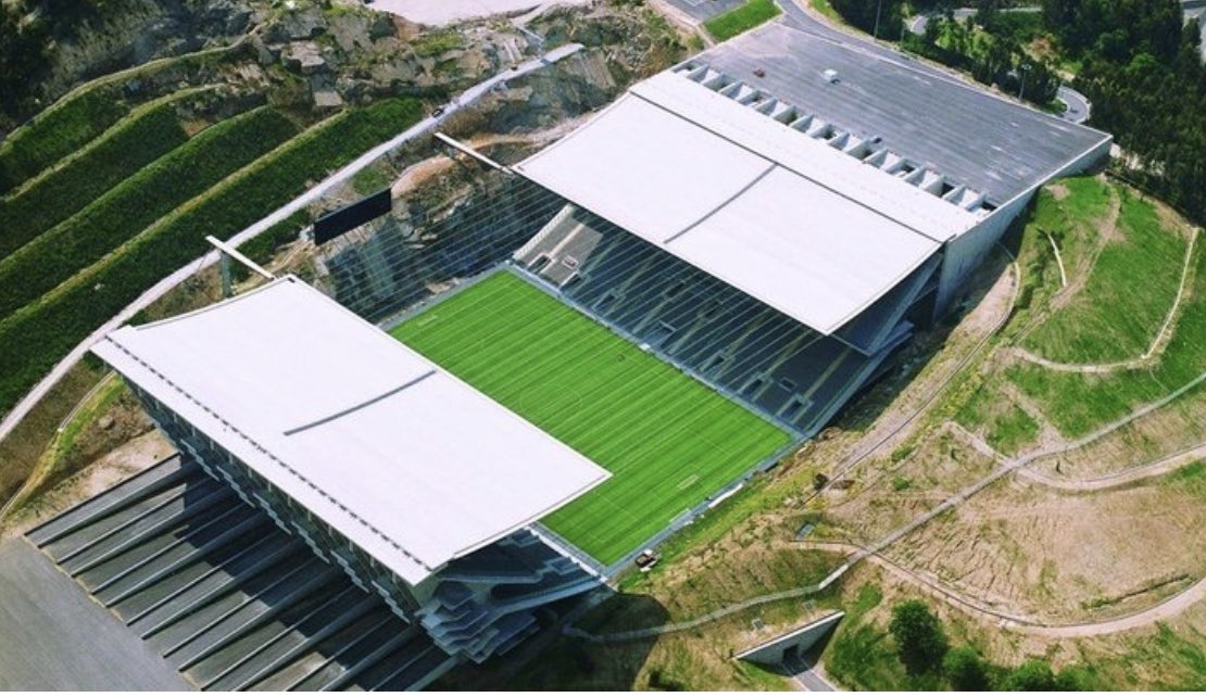 SportingVenues's tweet photo. This weeks stadium is @SCBragaOficial’s #EstádioMunicipaldeBraga. The stadium has a capacity of just over 30,000, but it’s most striking feature is the landscape behind both goals. It is a very unique stadium that hosted games at #Euro2004. https://t.co/eYdiW3gseG