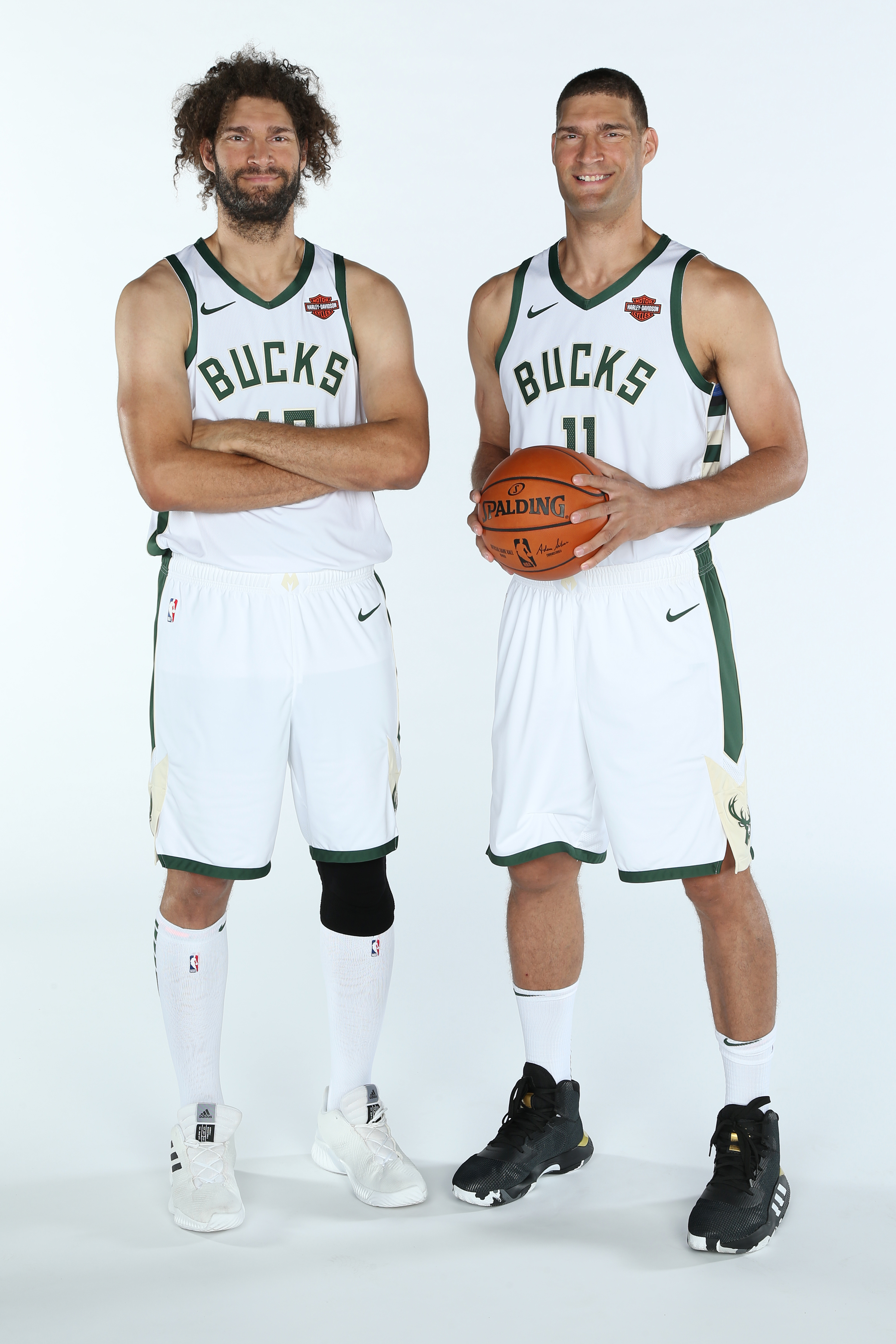 Bucks Sign Robin Lopez