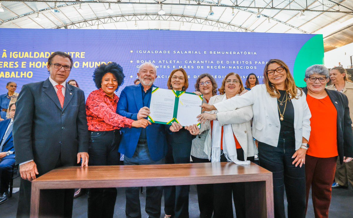 JanjaLula's tweet photo. O sorriso no rosto de quem presenciou uma conquista histórica no dia de hoje: o presidente @LulaOficial sancionou a Lei de Igualdade Salarial e de Critérios Remuneratórios entre mulheres e homens! Lutamos há décadas por mais direitos, equidade e dignidade. Momentos como esse mostram que vivemos em um governo que nos respeita e vamos seguir trilhando um caminho de realizações. São as mulheres participando da reconstrução do Brasil! 😍✊ 

📷 Cláudio Kbene / Ricardo Stuckert