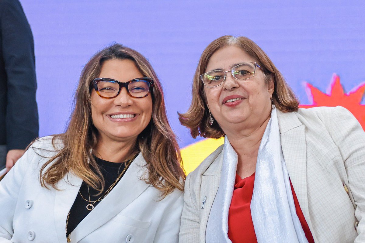 JanjaLula's tweet photo. O sorriso no rosto de quem presenciou uma conquista histórica no dia de hoje: o presidente @LulaOficial sancionou a Lei de Igualdade Salarial e de Critérios Remuneratórios entre mulheres e homens! Lutamos há décadas por mais direitos, equidade e dignidade. Momentos como esse mostram que vivemos em um governo que nos respeita e vamos seguir trilhando um caminho de realizações. São as mulheres participando da reconstrução do Brasil! 😍✊ 

📷 Cláudio Kbene / Ricardo Stuckert