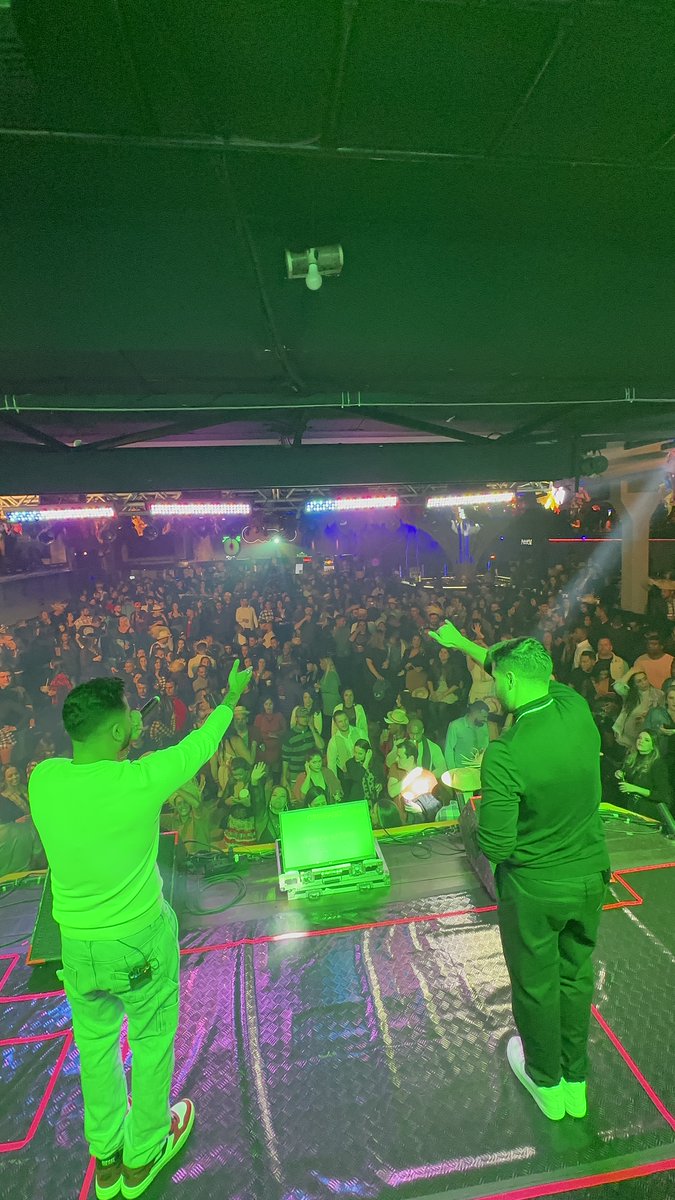 DaniloeDavi's tweet photo. Sabadão em Pará de Minas foi simplesmente sensacional! A galera de Pará de Minas sabe como fazer um show ficar na memória! Obrigado pelo carinho, pela animação e por tornarem nosso sábado simplesmente TOP! 🤘
#show #dupla #daniloedavi #parademinas https://t.co/8l1dHzyp5R