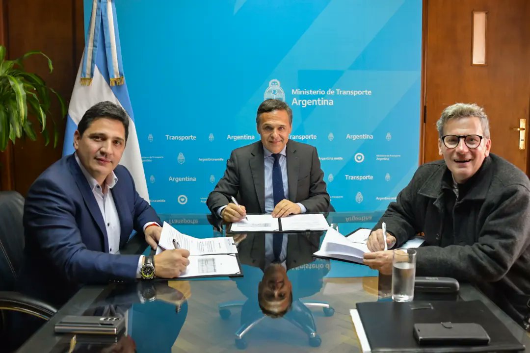 MartinMarinucci's tweet photo. Firmé en el ministerio de Transporte, junto con el ministro @DiegoGiuliano y el vicario general y apoderado del Arzobispado de Rosario, el lic. Emilio Cardarelli, un convenio donde desde @trenesarginf damos al Arzobispado el permiso de uso, de un espacio ferroviario no operativo. https://t.co/P5JpsOz9xV