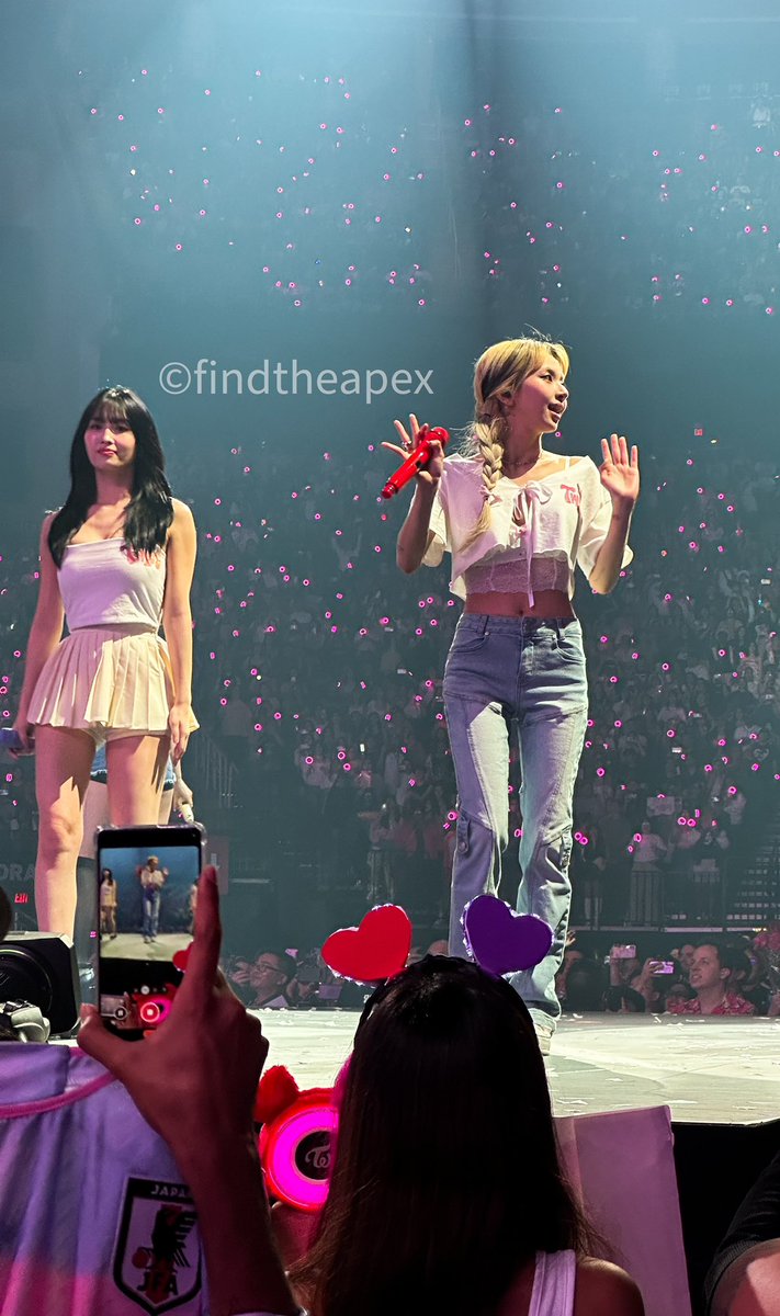 findtheapex's tweet photo. Chaeyoung and Momo #twice #READYTOBE #READYTOBE_IN_HOUSTON #READYTOBE_IN_HOUSTON_D1 #twice5thworldtour #momo #chaeyoung https://t.co/apAWGgB7Fk
