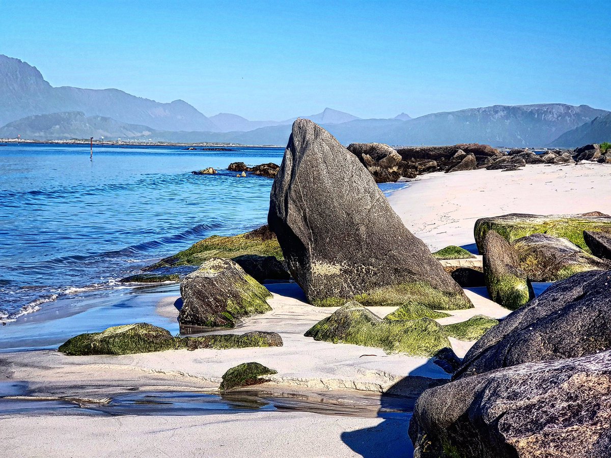 DalenValle's tweet photo. Otro capítulo aparte merecen las playas de las Lofoten. ¡Son tan preciosas! De arenas muy blancas que contrastan con los tonos oscuros de las montañas y rocas. Esta es la playa de Eggum. #playas #Eggum #Lofoten #Noruega https://t.co/RDtAwj0HP0