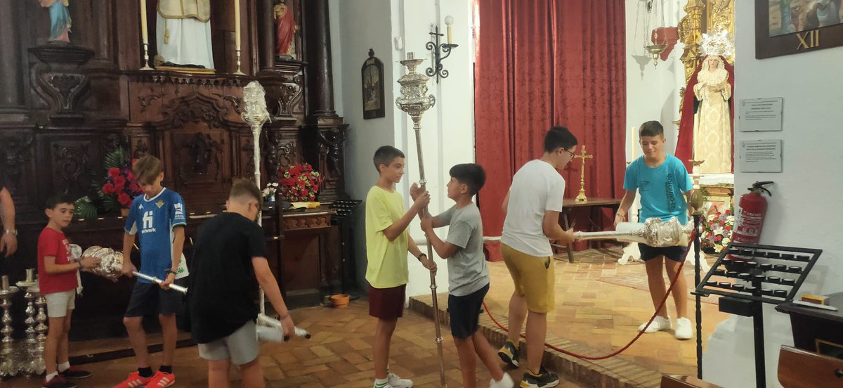 SagradaExpirac's tweet photo. Juventud y veteranía. Nuevas ilusiones y satisfacción de legar, todo por una forma de entender la religiosidad y el trabajo ofrecido por los demás. https://t.co/Udluf5S2x7