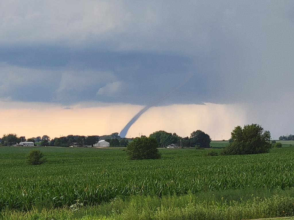 marshallbarkow's tweet photo. West of Yankton, SD #SDWX https://t.co/aLEnYZJdOb