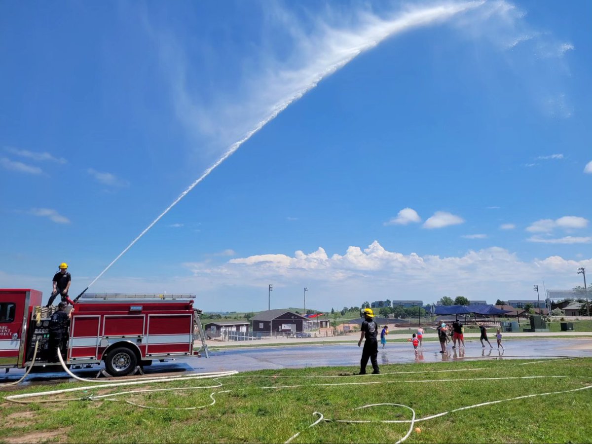 RapidCityFire's tweet photo. Photos from the Hydrant Party at RobbinsdalePark! Thank you to everyone who stopped by! Next one will be Friday, July 14th at College Park at 1 p.m. @RapidCityPD @RC_ParksandRec https://t.co/XdM2yVtdQq