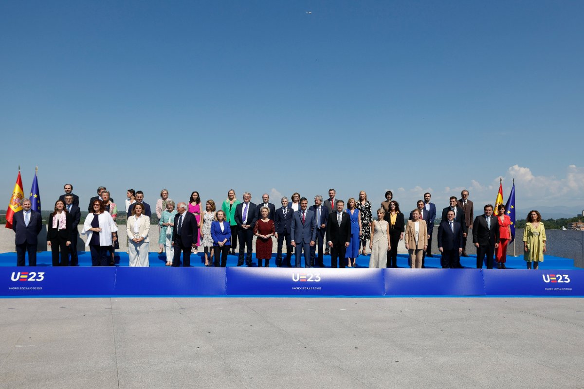 EspanaenUE's tweet photo. La Presidencia española impulsará los cambios y decisiones necesarias para afrontar los grandes desafíos de la UE.

🔗 https://t.co/fLH7i32IyL

#EU2023ES https://t.co/umY4QcrCHy