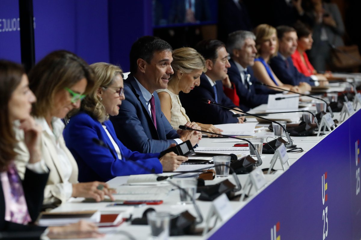EspanaenUE's tweet photo. La Presidencia española impulsará los cambios y decisiones necesarias para afrontar los grandes desafíos de la UE.

🔗 https://t.co/fLH7i32IyL

#EU2023ES https://t.co/umY4QcrCHy