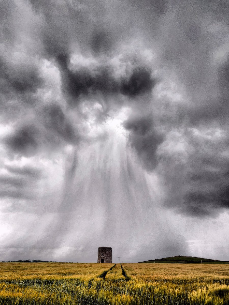 LansPics's tweet photo. Kearney Windmill taking the brunt of a downpour today. https://t.co/MXTtRFpykP