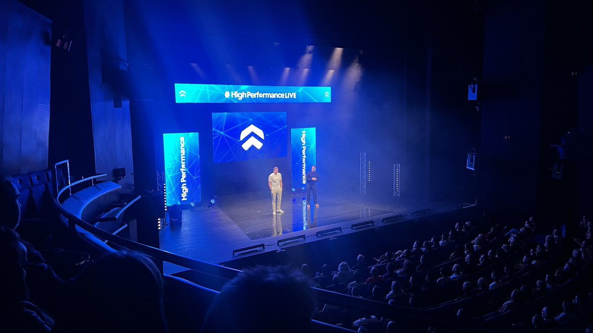 GemmaAvery_'s tweet photo. The best afternoon catching up with @SarahWaltonAKS, rounded off with a brilliant evening with @mrjakehumphrey and @LiquidThinker for #HighPerformanceLIVE 💡 https://t.co/cWHqXzomb5