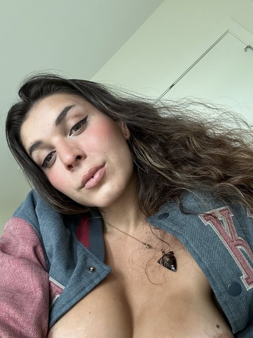 800 rts and ill post titties https://t.co/23WgdkwfZu