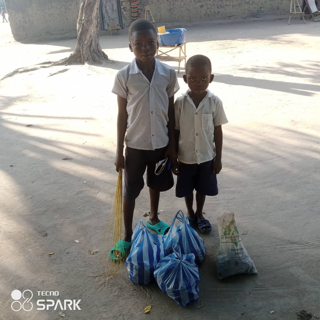 lomalonephtali's tweet photo. En République Démocratique du Congo 🇨🇩,on demande aux élèves de l'école primaire d'amener les enseignants des #Charbons pour/comme le Travail Manuel, TM en sigle 😞. https://t.co/kzmLo9BJfY
