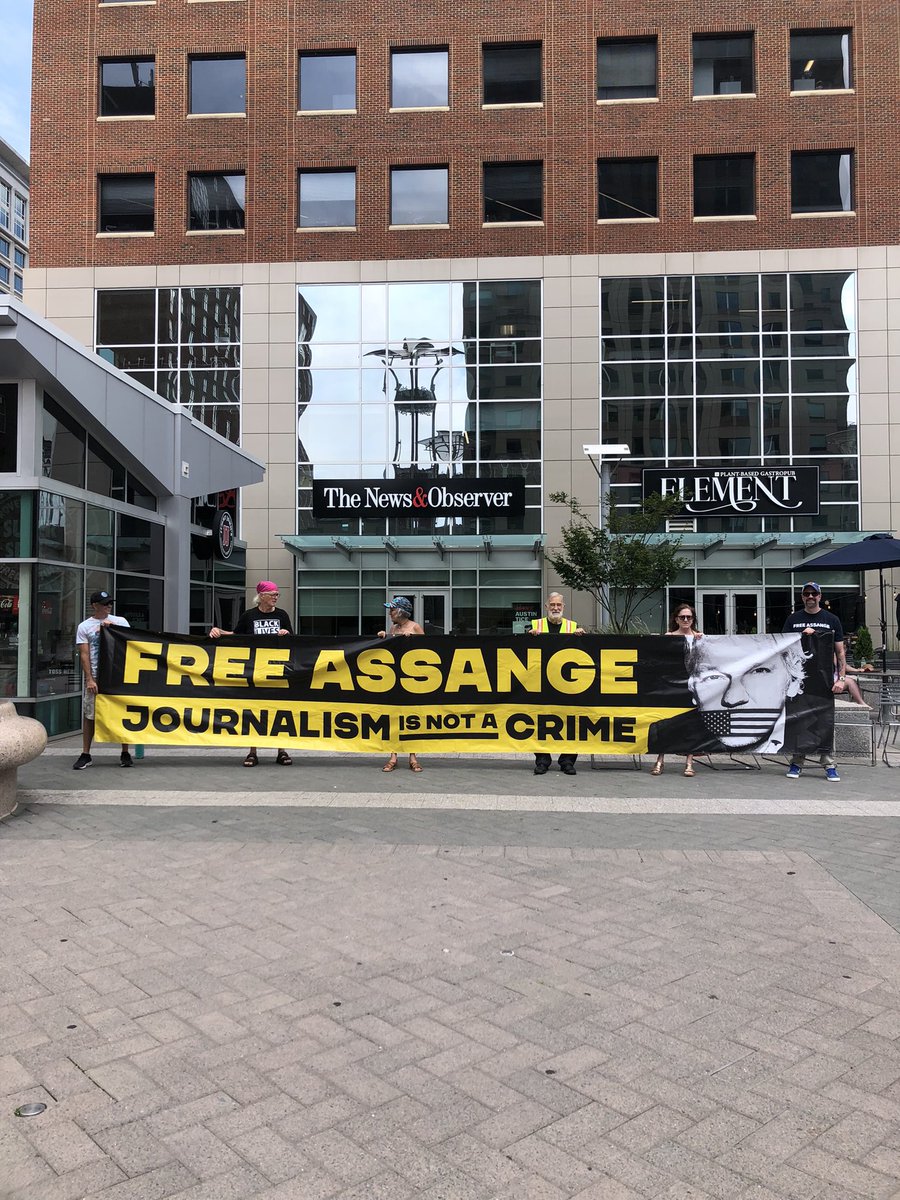 danieldeceder's tweet photo. Raleigh, NC #AssangeBannerDrop w/ @raymcgovern @MatthewPHoh @Kelleyswords @muntel @MapleOsterbrink &amp; others⏳ #FreeAssange #FreeAssangeNOW #HappyBirthdayJulian https://t.co/IhDcp9vUXI
