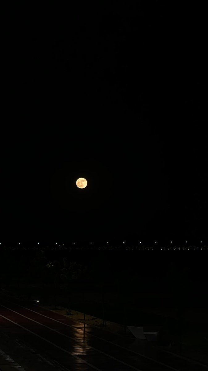 Mradi_h's tweet photo. "بليلة حب حلوة، بألف ليلة وليلة" 🖤. https://t.co/LEdr6Q92uN
