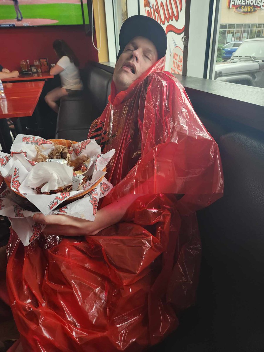veechy99's tweet photo. Had a great birthday @stlouiswings
T.K.O 4 Pounds Later #Wingsanity https://t.co/VxumoY3quX