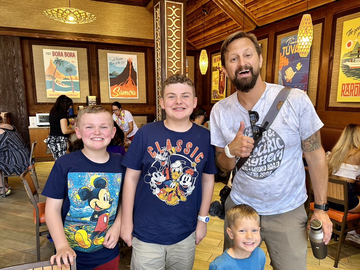 DonaherTerry's tweet photo. Talk about an unexpected treat when dinner at our favorite Disney quick service restaurant also includes one of your favorite YouTubers. Special thanks to @thetimtracker and @thejenntracker for putting up with our stargazing boys and humoring them with a quick photo! https://t.co/xR0Y2v0PTY
