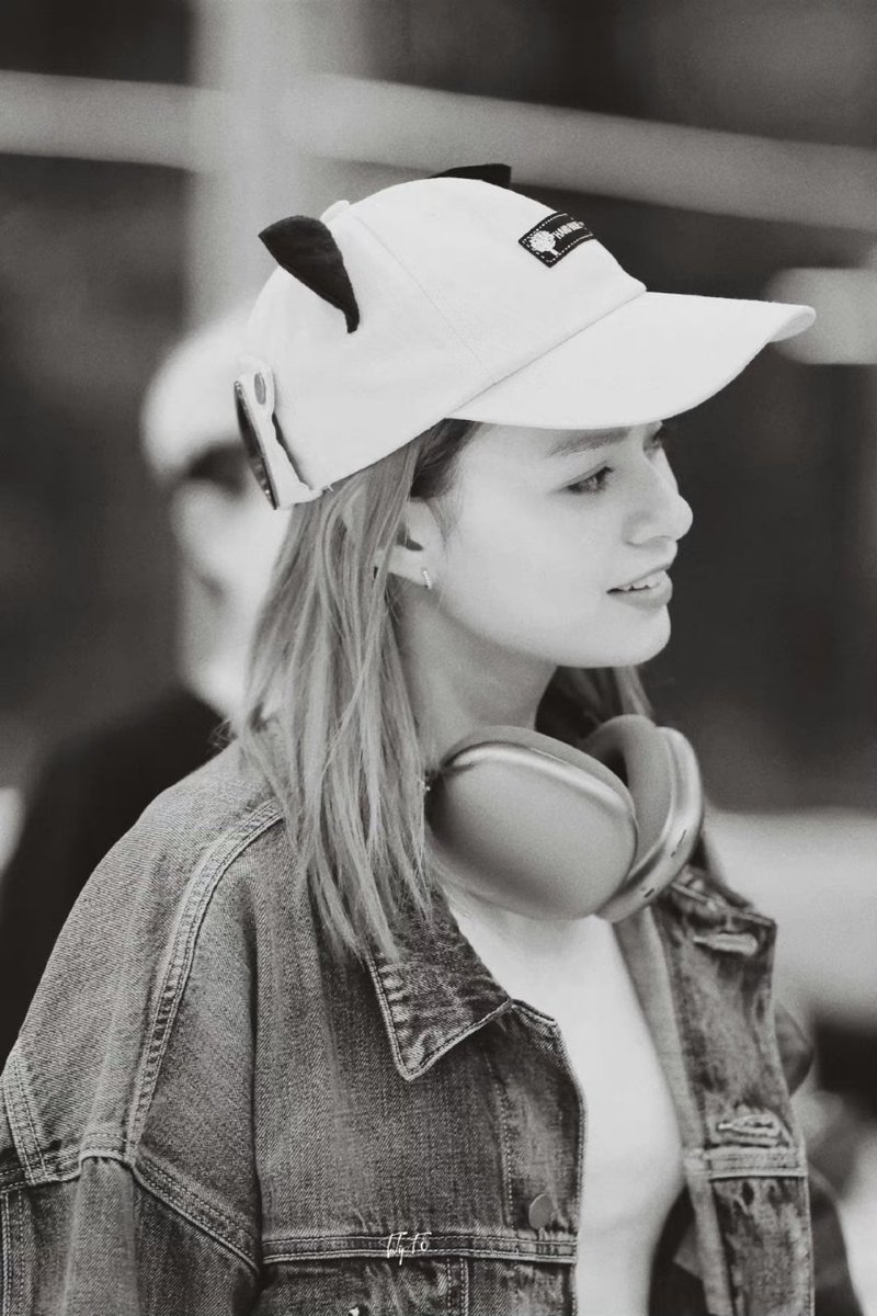 freenbeckynews's tweet photo. 📷 | Becky looking gorgeous at the airport 
#Beckysangels https://t.co/rfaZbKCSIv