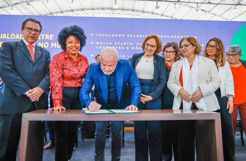 Histórico! Lula sancionou a Lei da Igualdade Salarial, que obriga o pagamento igual a mulheres e homens que exercem a mesma função. Que orgulho ter relatado esse projeto na Câmara!

📸 <a href="/ricardostuckert/">Ricardo Stuckert</a>