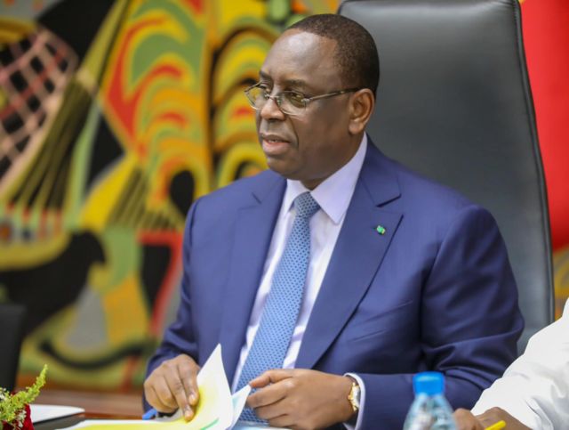 Le Président Macky Sall vient de prendre la sage décision de ne pas briguer un troisième mandat. Il n'a pas écouté les flagorneurs et autres saltimbanques oiseaux de mauvais augure. Le Sénégal allait basculer  dans le chaos durant des mois s'il avait suivi ces derniers.Sant yalla