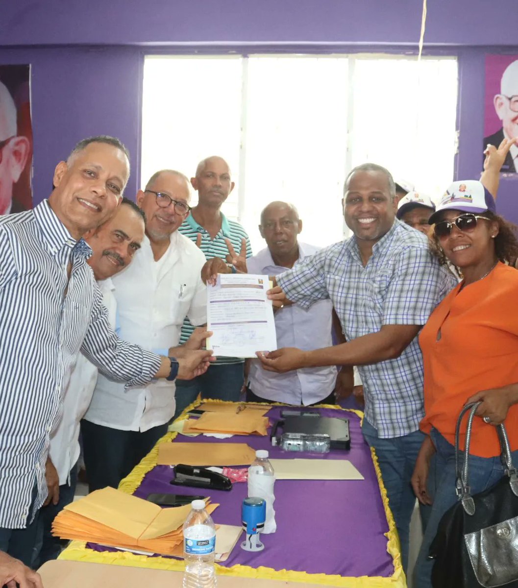 AdrianL14302's tweet photo. Realizamos de forma oficial nuestra INSCRIPCIÓN a la Candidatura de Diputado en la circunscripción 4, SDO, Agradecer a nuestro equipo de trabajo, familiares y amigos que junto a nosotros se dieron cita en la oficina del partido para abrir esta nueva etapa en nuestras aspiraciones https://t.co/kvpEtPOO89