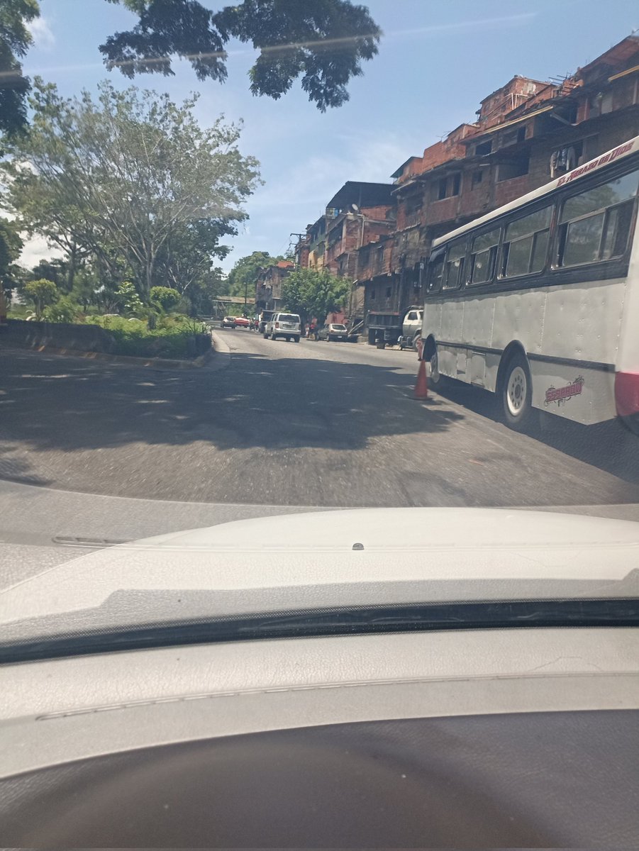PedroH5578's tweet photo. Es necesario bachear la parte que esta sentido hacia la universidad santa maria , produce mucha cola @lAlcaldiasucre @ImatSucre @FMCENTER https://t.co/flqU2jylWq