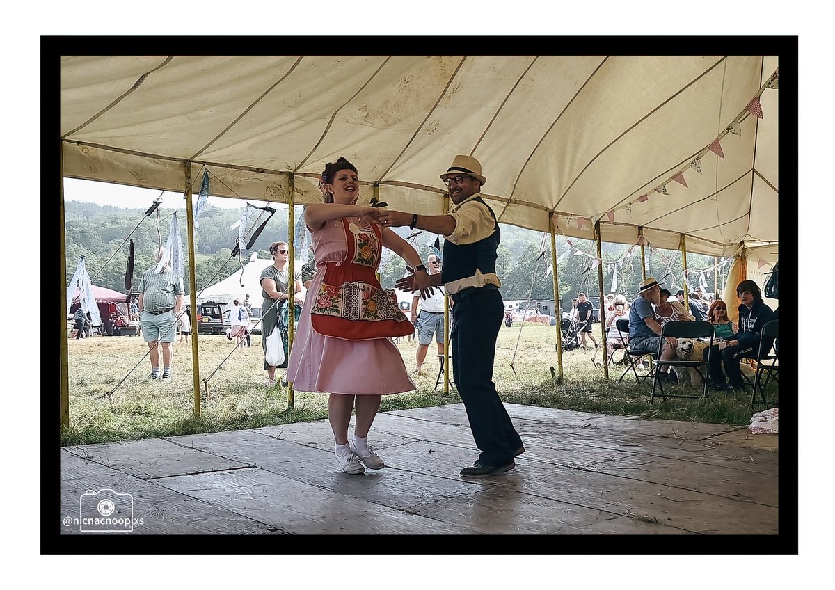 nicnacnoopixs's tweet photo. Proper nostalgic entertainment courtesy of the rather wonderful #thepashypops (check em out on insta) - Machen Agricultural Show 2023
#machenagriculturalshow #machenagriculturalshow2023 #machenshow #vintage #vintagestyle #vintageinspired #retro #nostalgicmusic #1940style https://t.co/JbLJDCJv7B