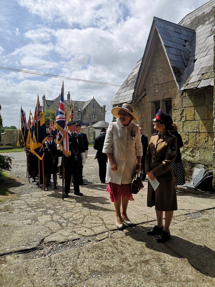 fovantbadges's tweet photo. We were delighted to be joined by so many people for our annual Drumhead Service, the first since Covid-19. The service was led by Archdeacon @alanpjeans, with addresses by Mrs Sarah Troughton @WiltsLieutenant and our President General Sir Nick Parker.... https://t.co/37bBaNhlGM