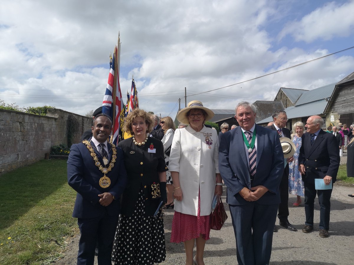 fovantbadges's tweet photo. @Salisburymayor and many dignitaries joined us for what was a very moving service. RBL Standard bearers, personnel from The Royal Corps of Signals and @BandShaftesbury played their magnificent parts too. Our thanks go to @SJASalisbury &amp; the Williams  family of East Farm. https://t.co/udbPb9yhx6