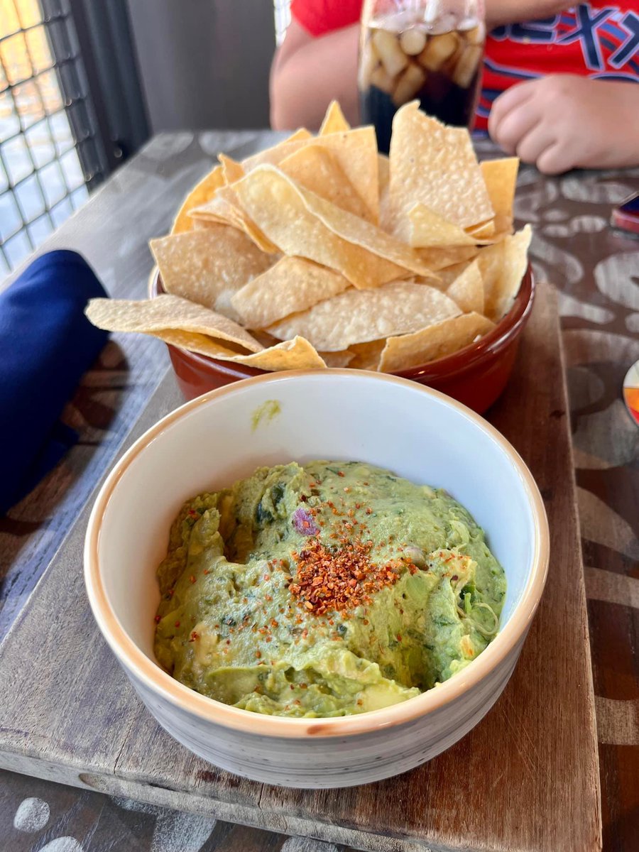 Buzz2001's tweet image. Pork Tacos and guacamole/chips from Three Bridges Bar and Grill at Villa del Lago. #CSRBuzz #coronadosprings #coronadospringsresort
