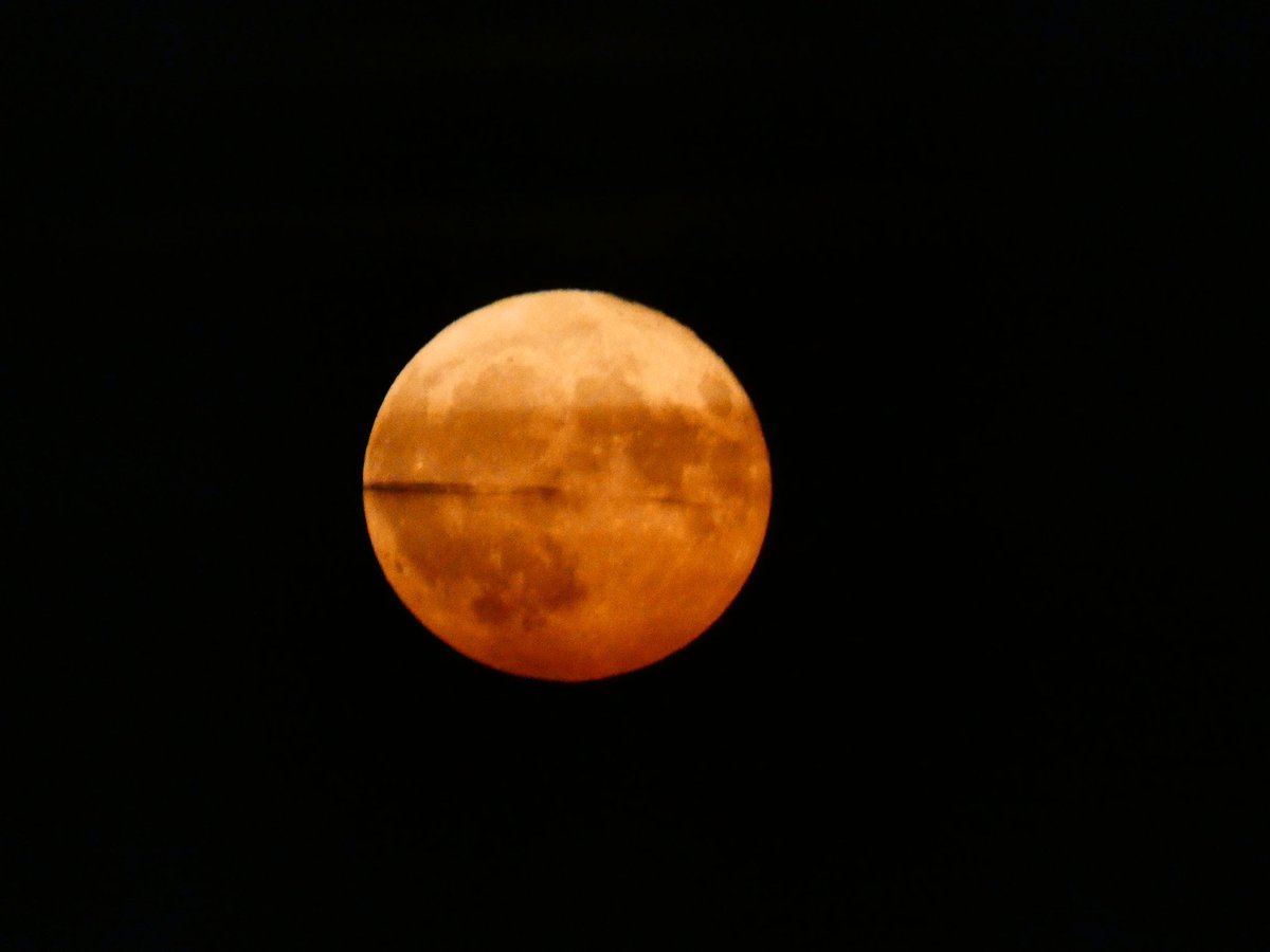PeterLewis55's tweet photo. Tonight's #SuperBuckMoon rising in London and being sliced in two! @StormHour @ThePhotoHour @MoonHourSocial #BuckMoon #Supermoon https://t.co/SR72KWvFya