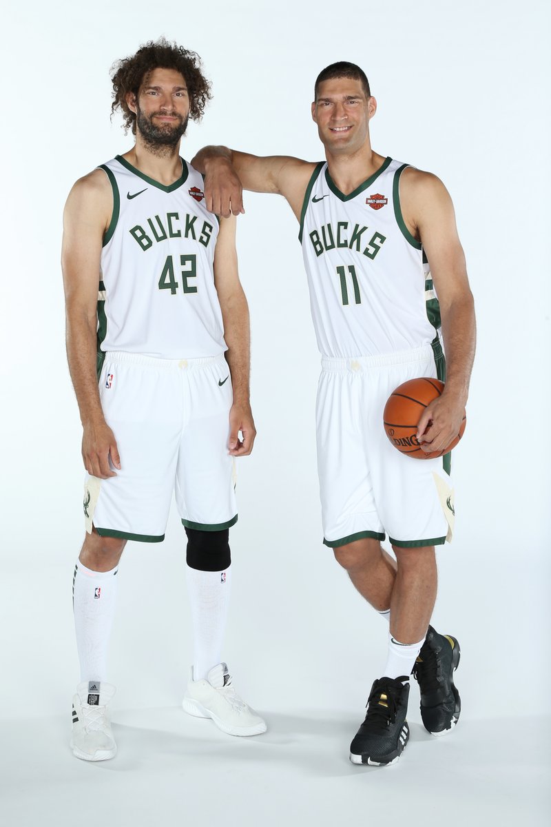 Bucks reunite Robin Lopez with brother Brook