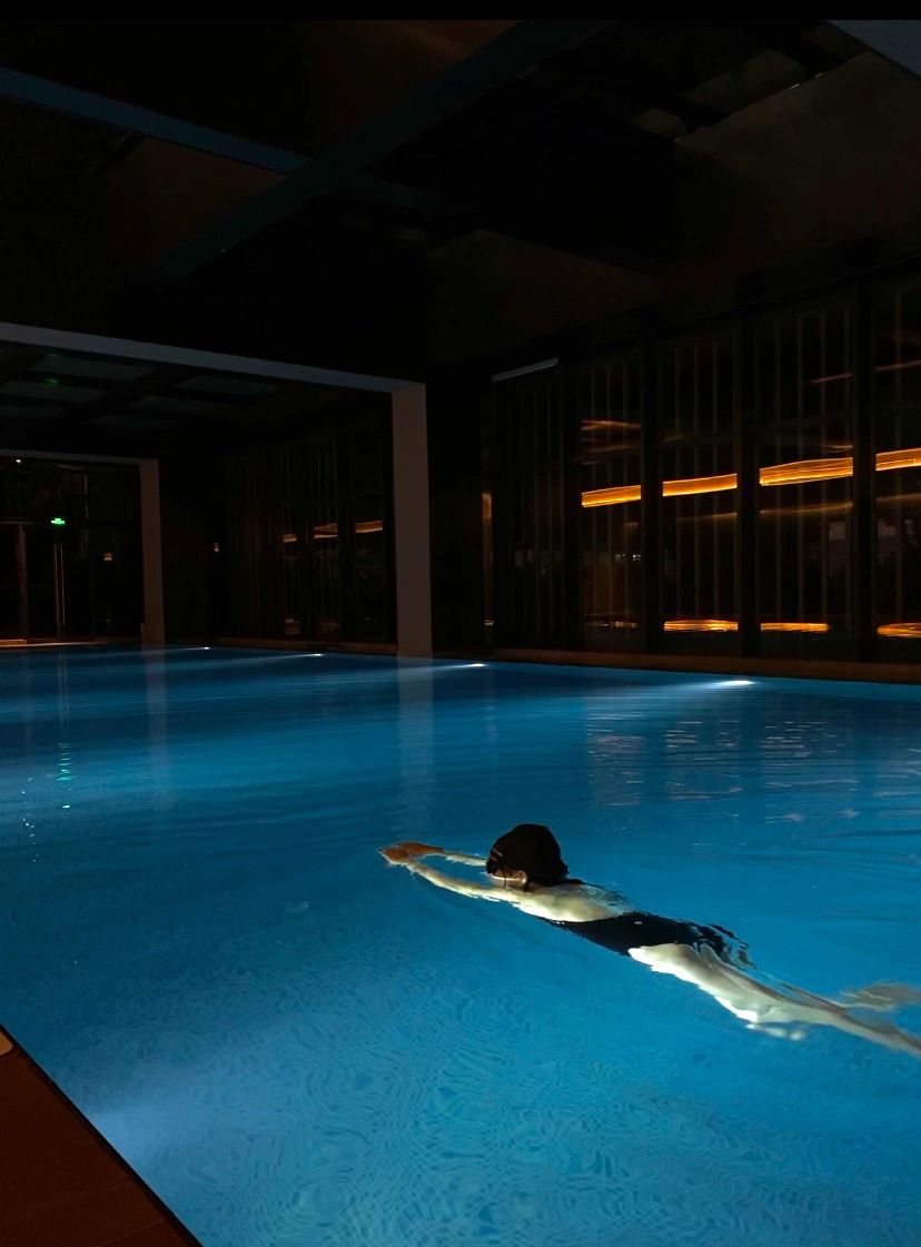 It's so cool to swim at night😁
Meditate in the pool at night😎