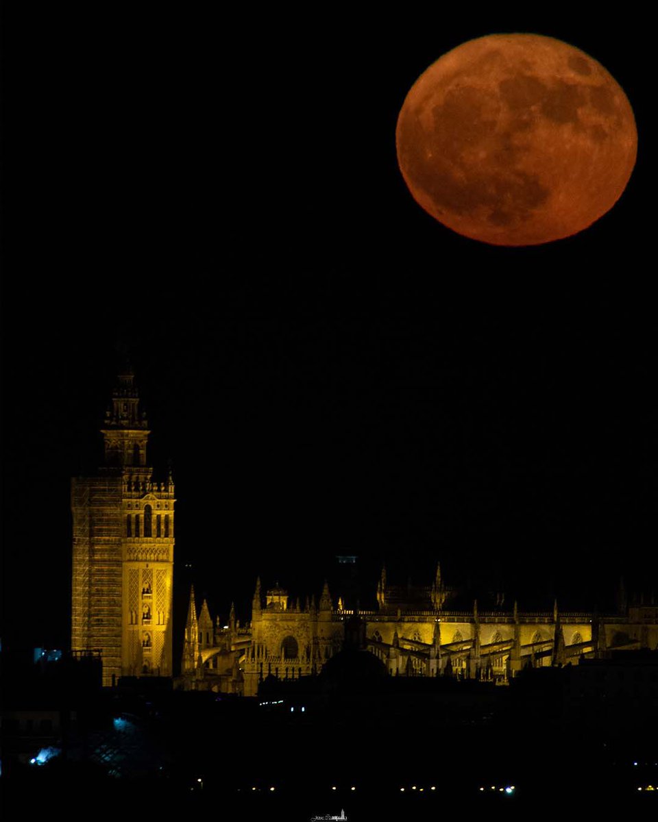 La #Lunallena de Julio en el cielo de Sevilla. 

#SevillaHoy #SueñaSevilla