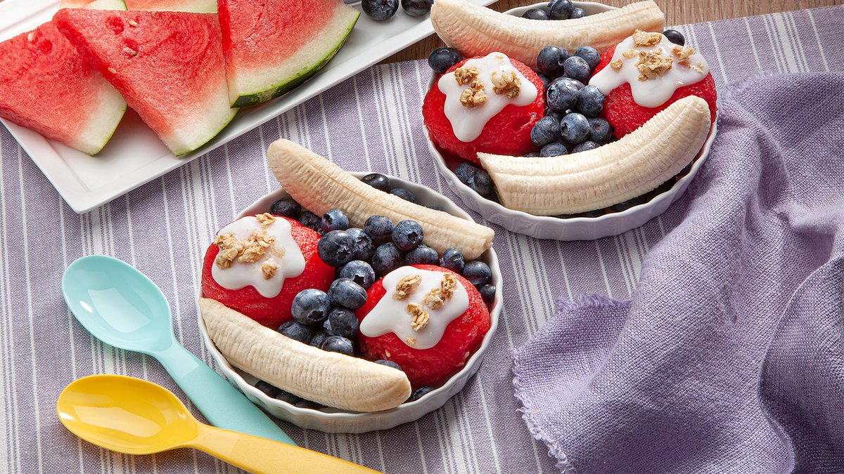 Maricopahealth's tweet photo. Have #FunWithFruit this #FourthofJuly 🍉🫐🍌. This Watermelon-Berry Banana Split brings a burst of sweetness to the fireworks show. Rock the colors red, white, and blue with decorations you can eat!🍴 Get the recipe on the #MaricopaHealthyapp 👉 https://t.co/OSEsVF6eYg https://t.co/RzLpSI1mVF