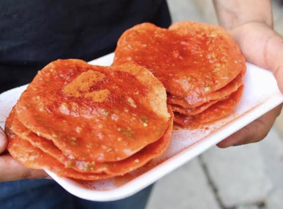 Yo quiero mucho a los regios… solo me pregunto porque les gustan tanto las tostadas rojas en salsa 😅