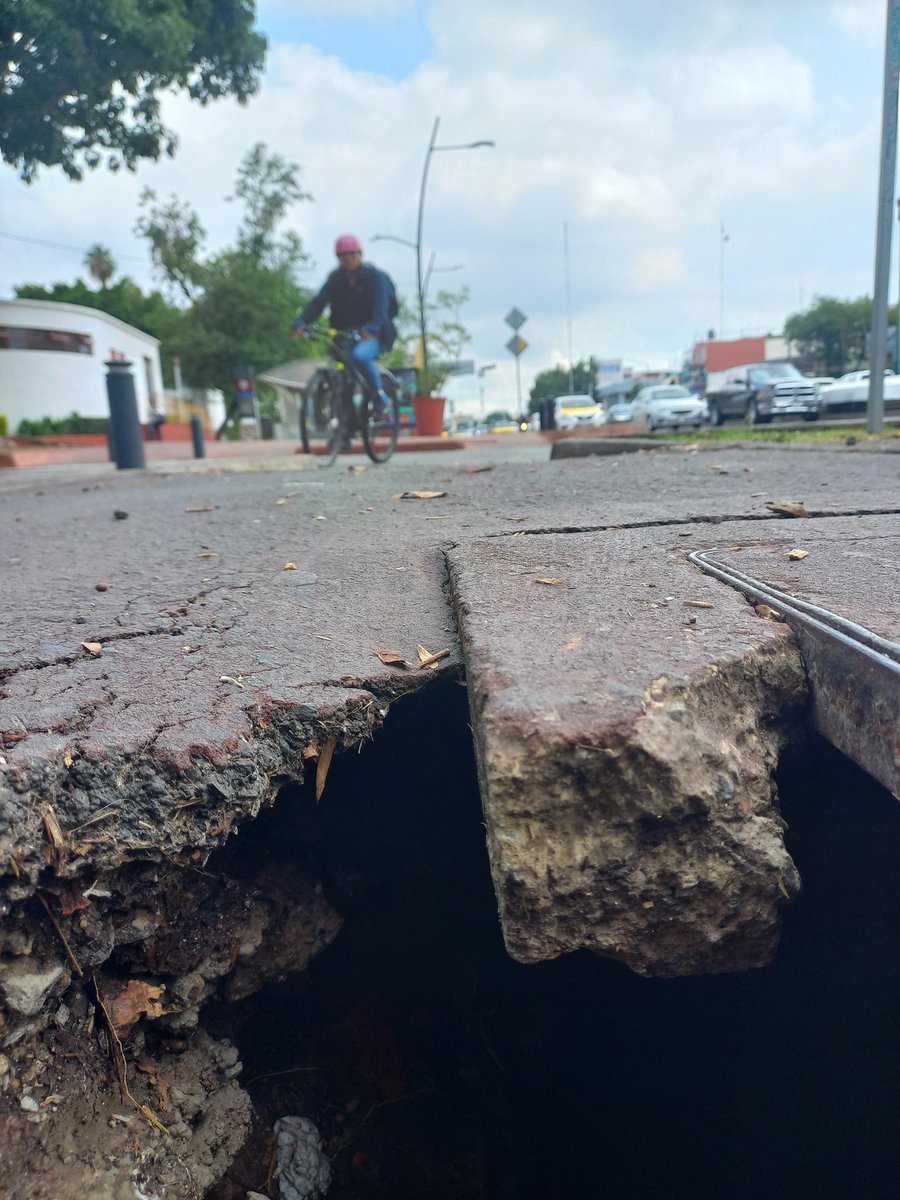 camararodante's tweet photo. El dia 14 de junio reportamos un hoyo sobre la ciclovía de avenida Federalismo en su cruce con López Cotilla, las autoridades se han echado la  bolita ¿ @GdlMovilidad @siapagdl @AgenciaAMIM, porqué tanta burocracia?, hoy todo sigue igual
@GobiernoJalisco @GuadalajaraGob
@IMEPLAN https://t.co/GJUOuC4QRr