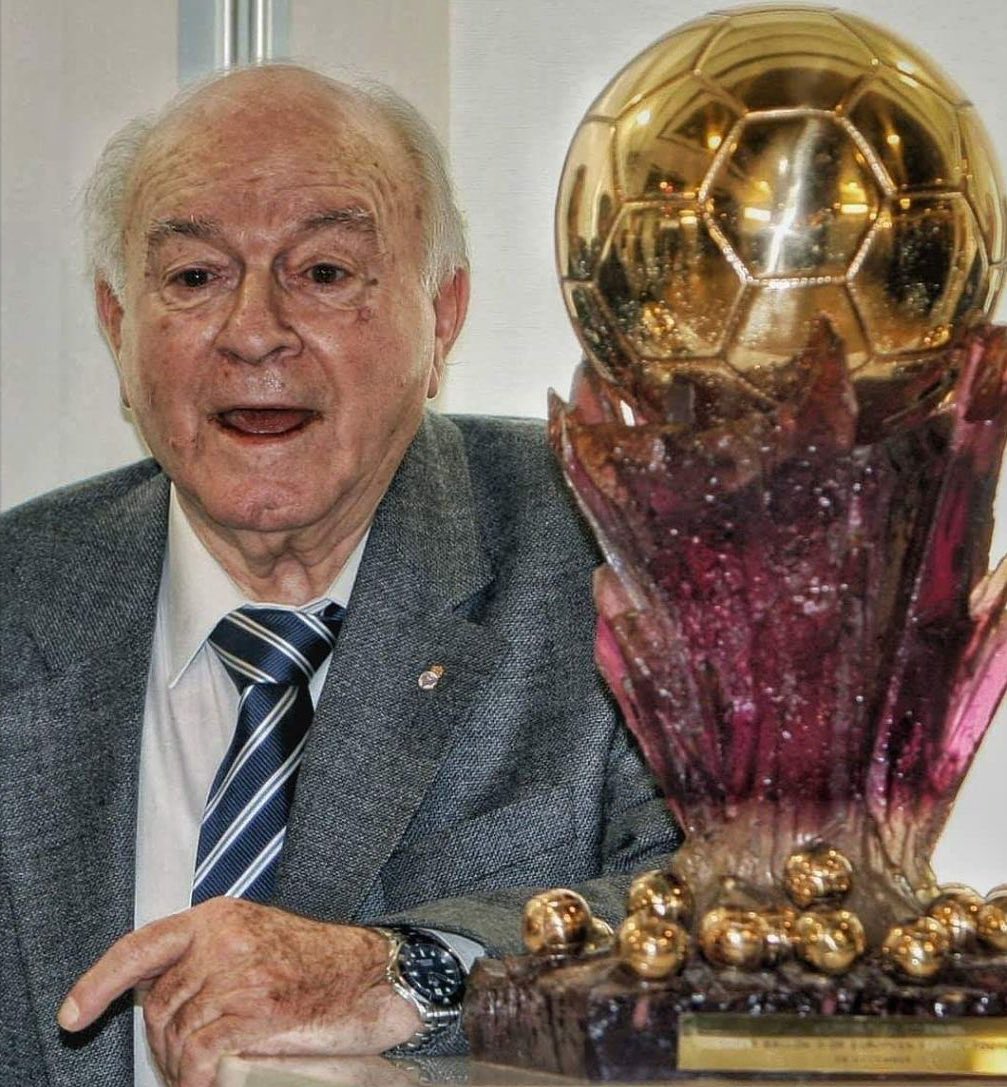 RMadridFrance_'s tweet photo. Alfredo Di Stefano, seul SuperBallon d’Or de l’histoire.🐐 https://t.co/nLJk6xr7km
