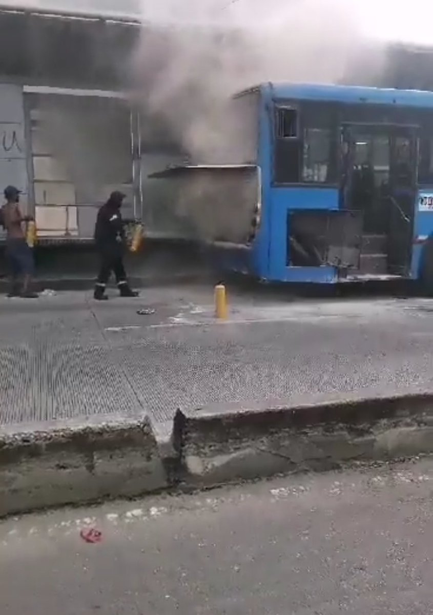 Game__eternal's tweet photo. ☹ Que decepción de que uno se suba a un Bus y entre en llamas 🔥.
Una acción muy irresponsable de @METROCALI Sacar Buses que si funcionan pero no darles mantenimiento, aún que pudo aver sido otra cosa para que el Bus se incendie de ese manera. https://t.co/c0WZqlcv0h