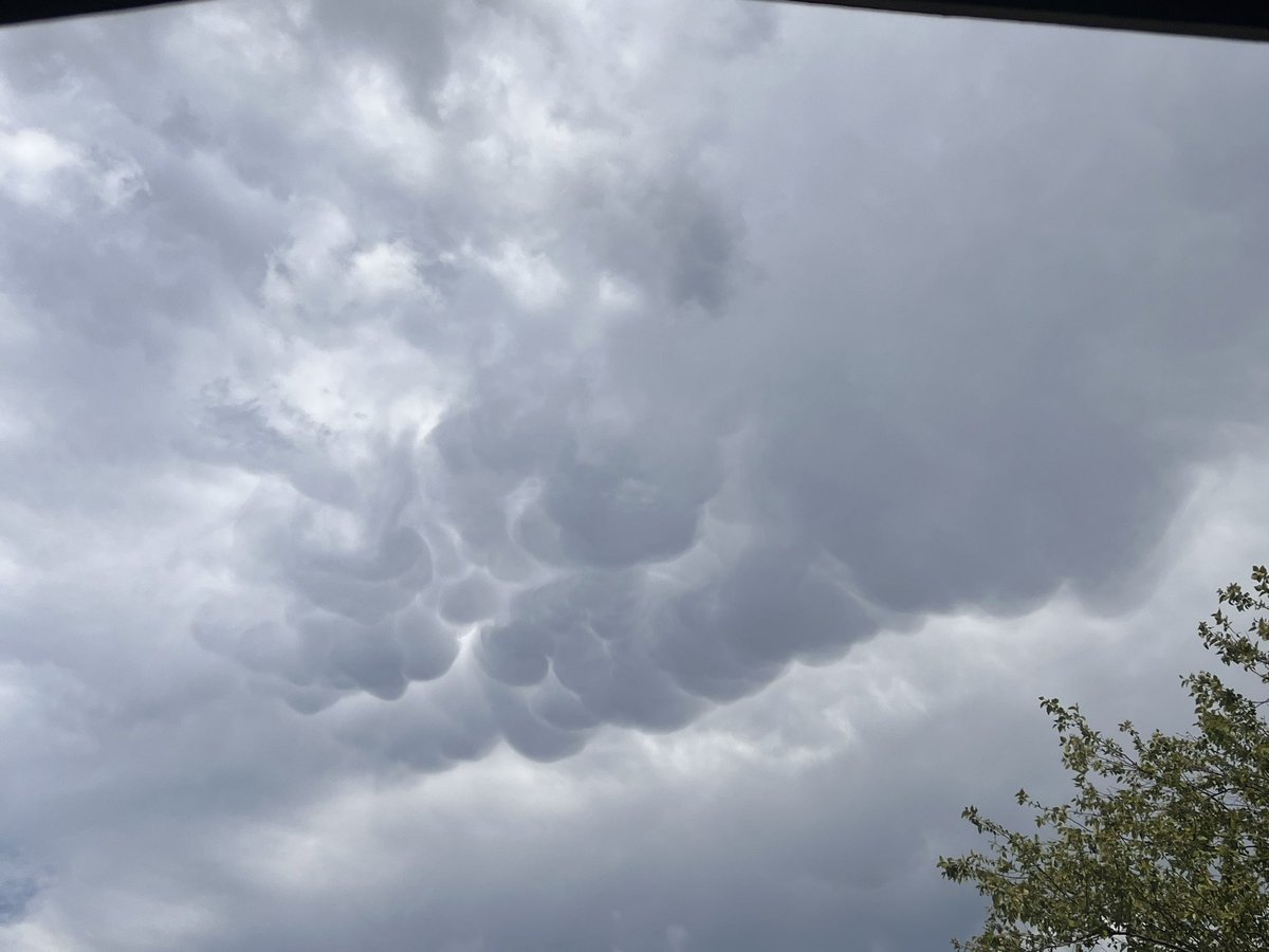 kayeu's tweet photo. mammatus (boobie) clouds! ☁️☁️ https://t.co/nSGaqQKi7e