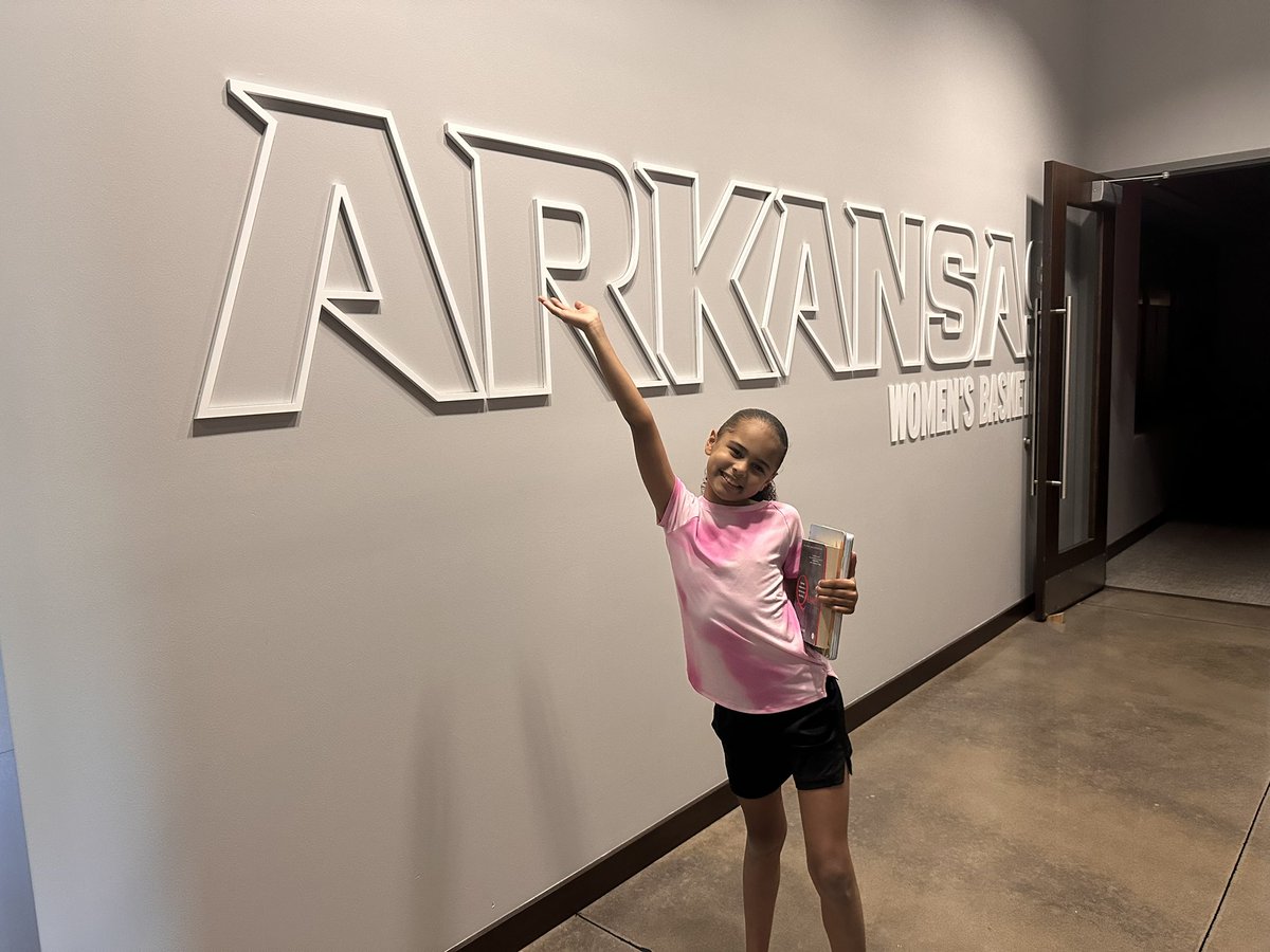 XyleighS's tweet photo. University of Arkansas! https://t.co/0XveJEnU3g