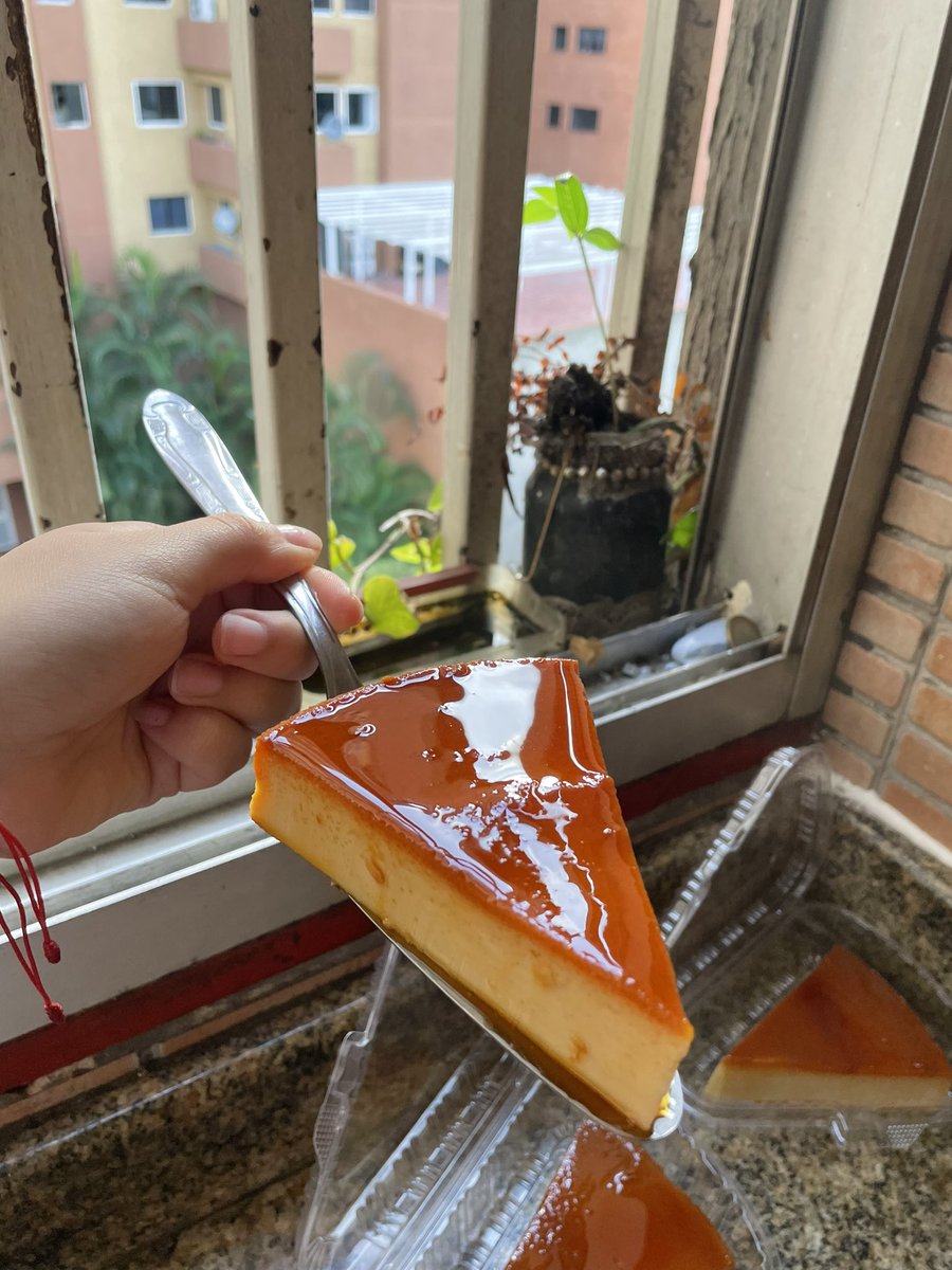 adrianaavcp's tweet photo. Holaa Twitter, les comento que ando vendiendo quesillos junto a mi novio para lograr retomar mis estudios en la UCAB el semestre que viene 🙏🏻🤍 

Les juro que son súper ricos y cremosos🍮😋 

1 🍮 x 2,5$ 
2🍮🍮 x 4$ 

Entregamos en Bello Monte, El Rosal y El Marqués ✨ https://t.co/NxivBaCsCj