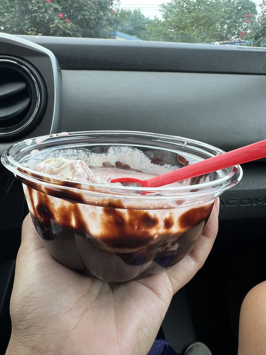 svtcabrera_'s tweet photo. @BrustersFresh could you all please stop putting so much fudge in your brownie sundaes ?! this is how my sundae looked 5 minutes in. 😭 https://t.co/yz5uUwuvKM