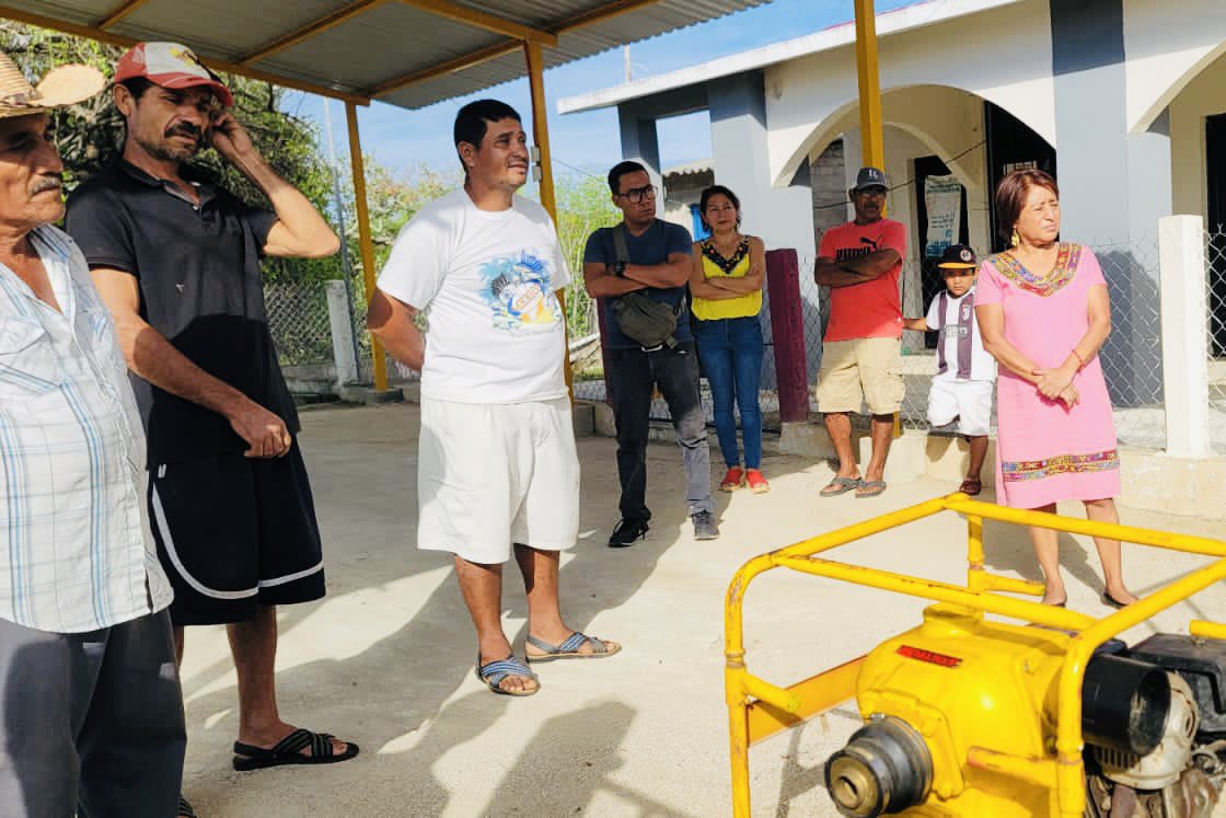 MinervaLopezC_'s tweet photo. Atendimos la solicitud de ciudadanos de la comunidad de Loma Larga #PinotepaNacional y entregamos una moto bomba de agua para beneficio colectivo de la población. 

Esta herramienta es fundamental para el abastecimiento del vital líquido en la población.

#TuDiputadaAmiga 🔆 https://t.co/y4KKzWAnve