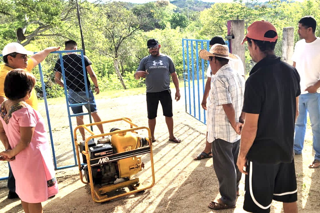 MinervaLopezC_'s tweet photo. Atendimos la solicitud de ciudadanos de la comunidad de Loma Larga #PinotepaNacional y entregamos una moto bomba de agua para beneficio colectivo de la población. 

Esta herramienta es fundamental para el abastecimiento del vital líquido en la población.

#TuDiputadaAmiga 🔆 https://t.co/y4KKzWAnve