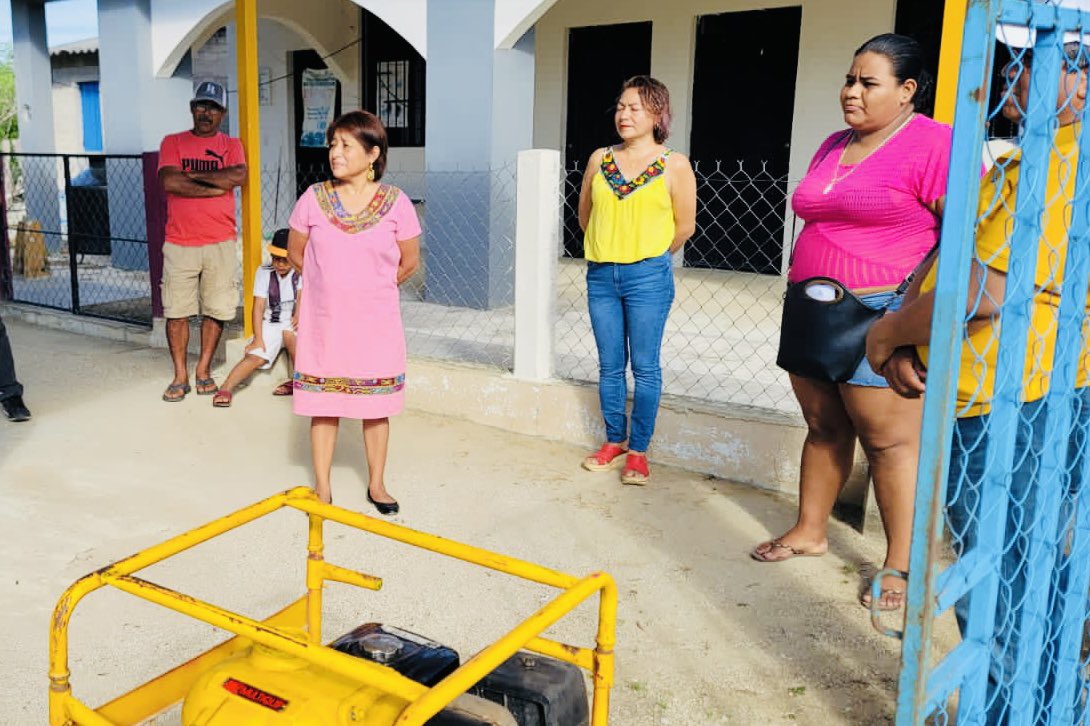 MinervaLopezC_'s tweet photo. Atendimos la solicitud de ciudadanos de la comunidad de Loma Larga #PinotepaNacional y entregamos una moto bomba de agua para beneficio colectivo de la población. 

Esta herramienta es fundamental para el abastecimiento del vital líquido en la población.

#TuDiputadaAmiga 🔆 https://t.co/y4KKzWAnve