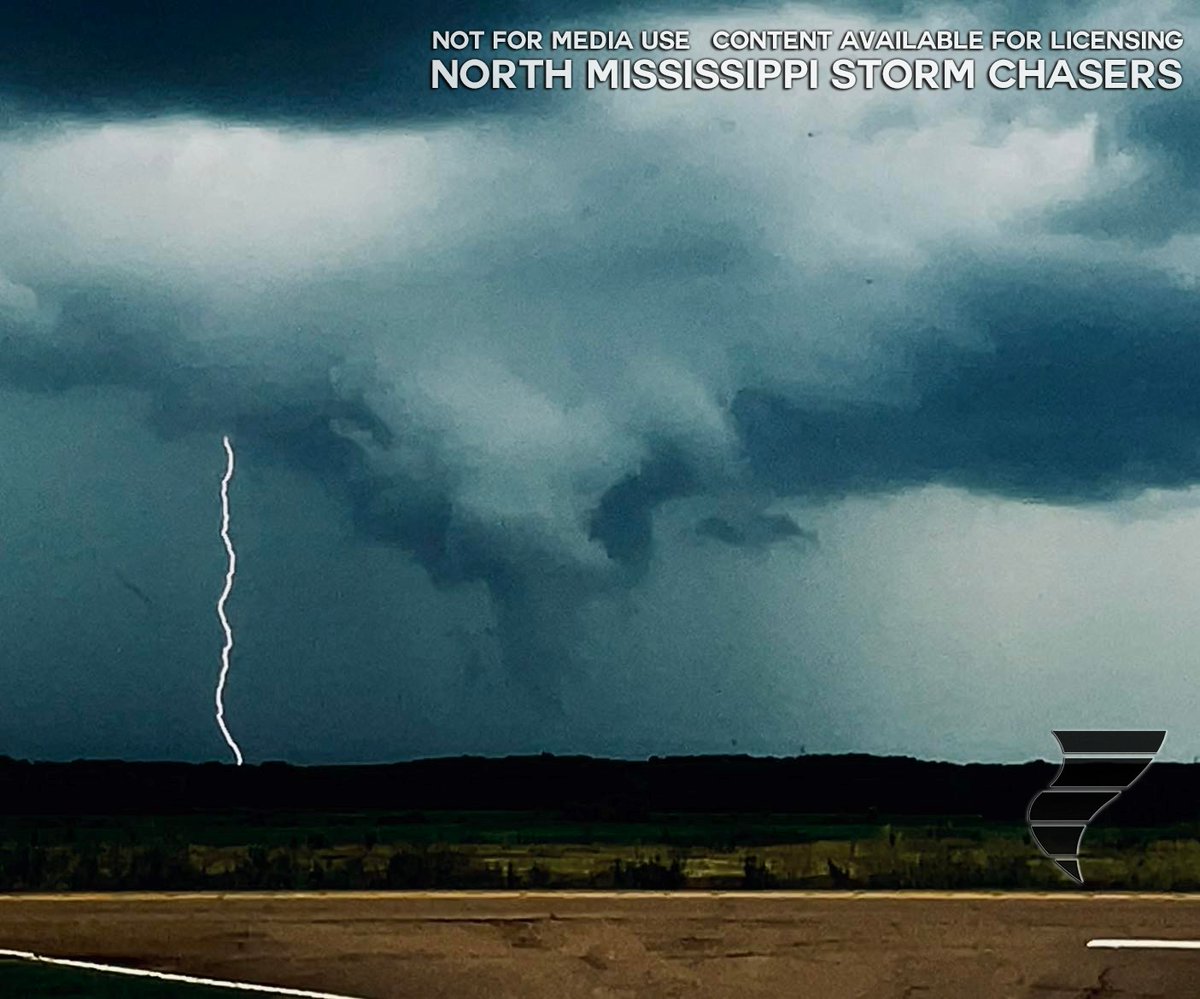 NMSCAS's tweet photo. Video: 
From NMSCAS @joncspruill today at the HWY 7/9 Split in Oxford at 2:45 PM. 
Licensing is available via @GlobalWXNet
#mswx @DanielShawAU @NWSMemphis
https://t.co/DXERcPNUlS https://t.co/aEt9ZHhoSo