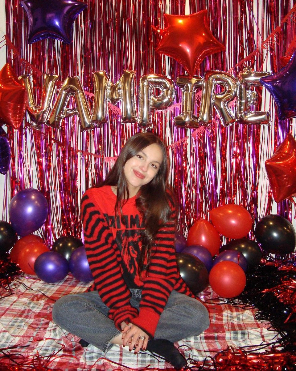 oliviarodrbr's tweet photo. “obrigada, obrigada, obrigada por todo o amor que vocês tem demonstrado a vampire 💌❤️ estou tão animada com esse novo capítulo 🫶🏼🫶🏼🫶🏼🫶🏼🫶🏼” 

Olivia Rodrigo via Instagram. https://t.co/WgoSj52TSB