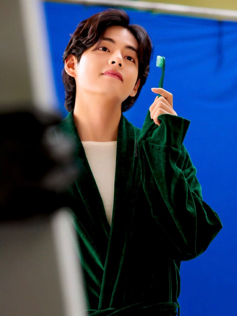 taehyungpic's tweet photo. 🧸🪥 #V #뷔 https://t.co/oxQj7d58zl