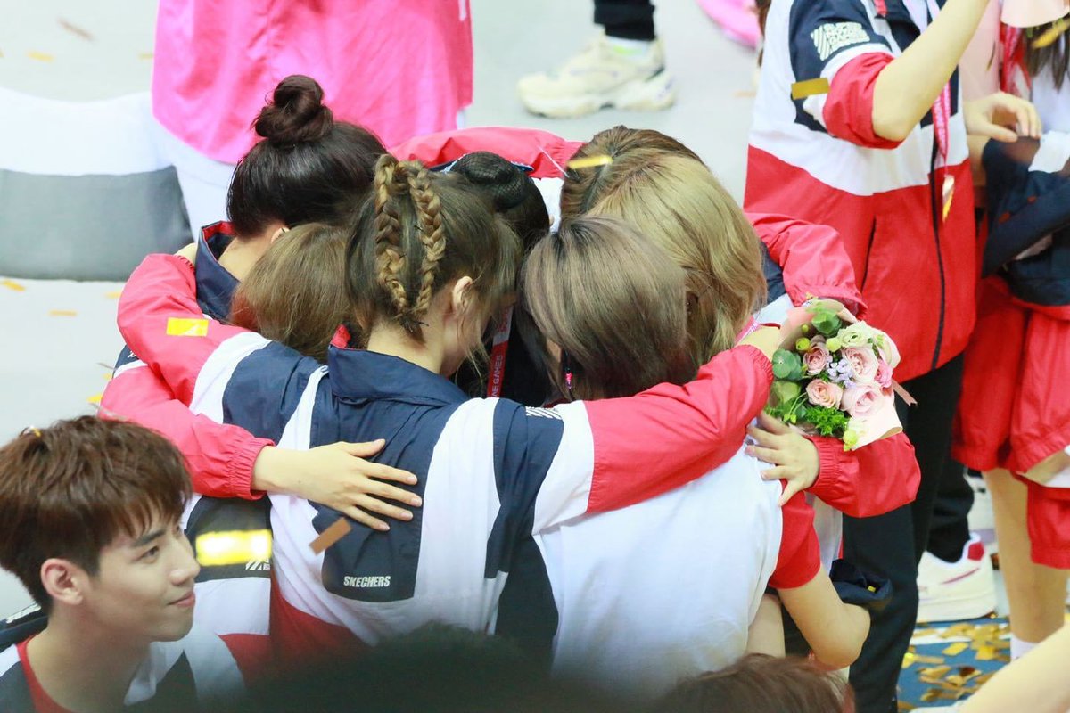 oley2518's tweet photo. Happy 3rd debut anniversary my bonbon🍬  Thank you for the good memories. 
💙❤️💚🤍💗💛💜 https://t.co/afrwXPDcdS